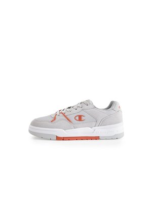 - Sneakersy niskie