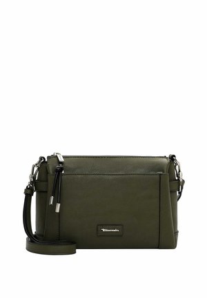 Grøn læder crossover taske med sølvfarvede detaljer, lynlåslukning og justerbar rem. Har en frontlomme og præget logo.