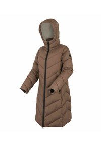 Abrigo acolchado largo marrón con capucha, cremallera negra frontal y costuras acolchadas diagonales, mostrado en un maniquí sin rostro.