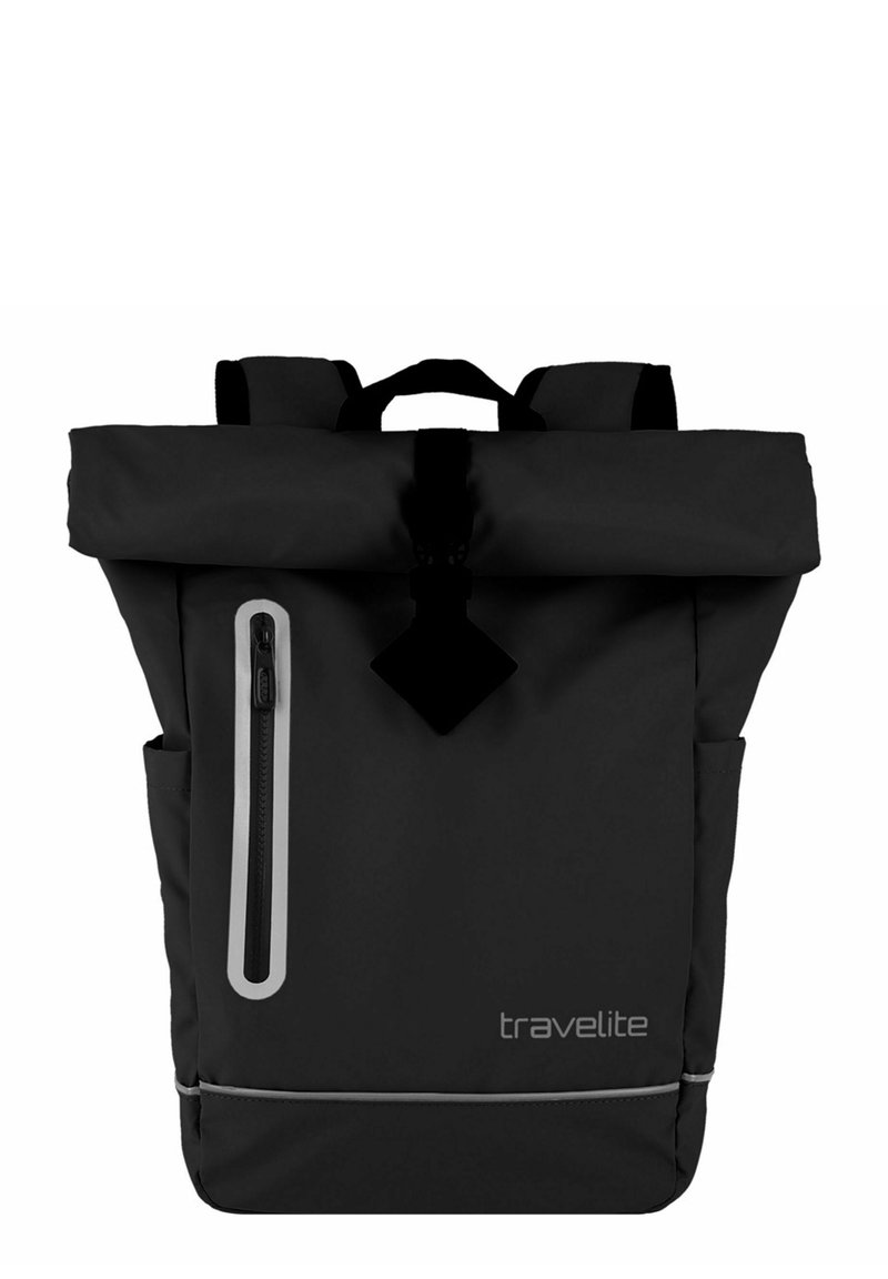 Mochila negra de tipo roll-top con correas ajustables, bolsillo frontal con cremallera y bolsillos laterales. Presenta detalles reflectantes y una textura durable y suave.