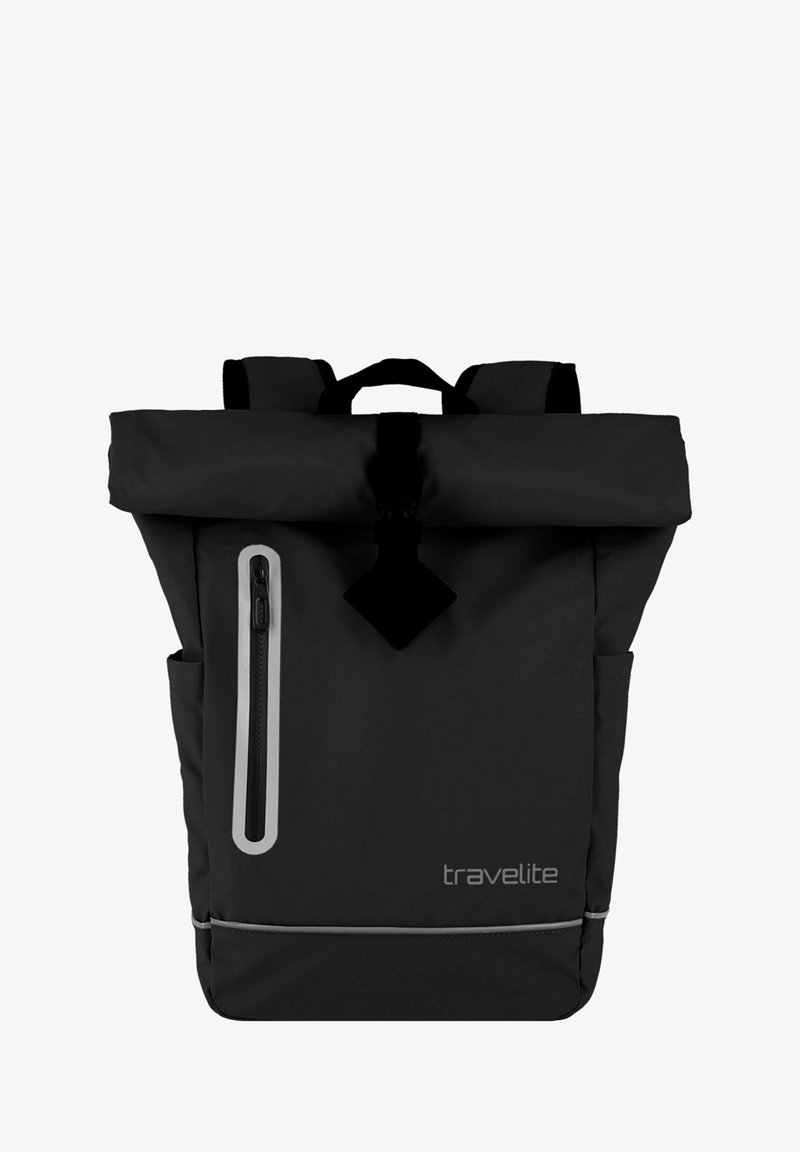 Mochila negra de tipo roll-top con correas ajustables, bolsillo frontal con cremallera y bolsillos laterales. Presenta detalles reflectantes y una textura durable y suave.