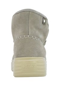 Bota de ante gris hasta el tobillo con tacón redondeado y suela texturizada. Cuenta con un detalle de costura y una pequeña etiqueta con el logotipo en el lateral.