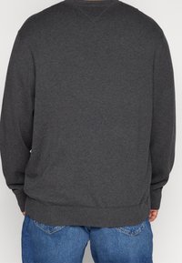 Dunkelgrauer Pullover mit lässiger Passform, gerippten Bündchen und Saum, mit glatter Textur und ohne sichtbare Muster oder Logos.