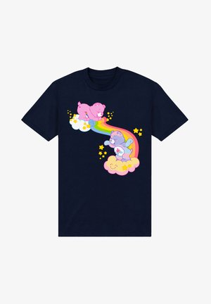 Dos osos caricatura coloridos sobre nubes creando un arcoíris. Los osos son rosa y morado, rodeados de estrellas amarillas en una camiseta azul marino.