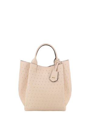 Beige Ledertasche mit kleinen goldenen Nieten, die die Vorder- und Seitenflächen bedecken, ausgestattet mit zwei Griffen und einem passenden Lederanhänger.