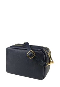 Marineblauwe leren crossbodytas met een gestructureerd oppervlak, gouden hardware, twee ritssluitingen en een verstelbare band.