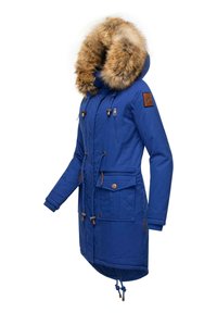 Blå parkas med huva av konstgjord päls, elastisk dragsko i midjan, flera fickor och bruna läderdetaljer. Tillverkad av ett slitstarkt, isolerat material.