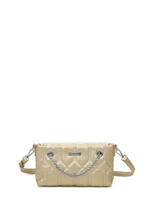 Borsa a tracolla beige trapuntata in ecopelle, con dettagli in catena argentata, due manici e una tracolla removibile.