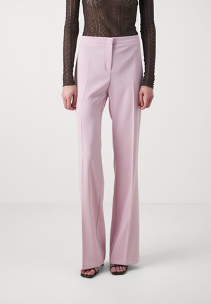 Pantalons ajustés rose clair avec une coupe droite et des plis subtils. Fabriqués dans un tissu lisse, dotés d'une taille mi-haute.