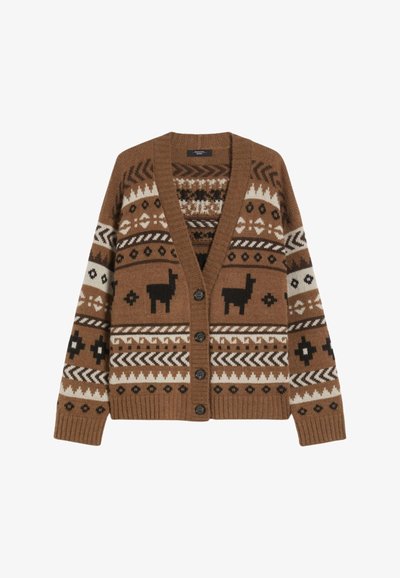 Cardigan tricotat maro cu decolteu în V, modele geometrice și motive cu lămâi negre. Cinci butoane negre, manșete și tiv ribbate.