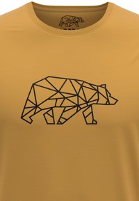 Camiseta amarilla con un diseño geométrico de oso negro, con cuello redondo y mangas cortas, textura de tela lisa.
