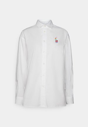 Weißes langärmliges Hemd mit Knopfleiste, Kragen und mehrfarbig besticktem Polo-Spieler-Logo auf der linken Brust.