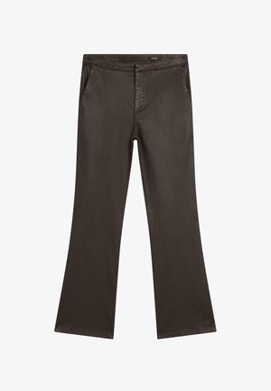 Pantaloni dritti marrone scuro con tasche laterali e vita, esposti piatti su uno sfondo bianco.