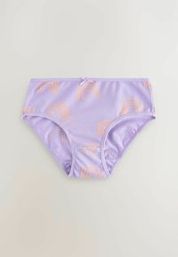 Paarse zwemslip met oranje regenboogpatronen. Zacht materiaal met een gladde textuur en een subtiele strikaccent op de tailleband.
