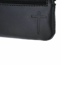 Portefeuille en cuir noir avec une texture lisse, fermeture éclair et un subtil détail en relief en forme de croix à l'avant.