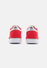 adidas Originals UNISEX - Trainers - preloved scarlet/footwear white/better scarlet