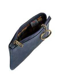 Cartera RFID bloqueadora azul marino hecha de tela texturizada, con cierre de cremallera, herrajes en tono dorado y un forro interior de cuadros.