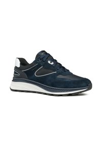 Sneakers blu navy in camoscio con dettagli in rete, dotati di una spessa suola intermedia bianca, suola testurizzata e lacci piatti.