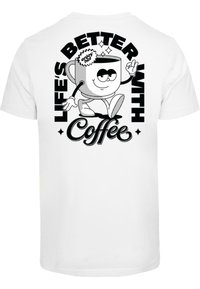 Hvit T-skjorte med et svart grafisk motiv av en smilende kaffekopp, med tekst som sier "LIVET ER BEDRE MED Kaffe" i fet skrift.