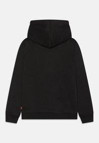 Černá mikina s jednoduchým designem, velkou kapucí, dlouhými rukávy a žebrovanými manžetami. Vyrobená z měkkého materiálu s hladkou texturou.