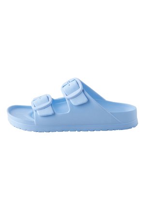 Jasnoniebieskie sandały typu slide z odkrytymi palcami, dwoma regulowanymi paskami z klamrami i teksturowaną podeszwą.