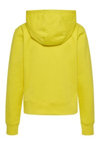 Haut à capuche jaune avec une grande capuche arrondie. Texture lisse, poignets et ourlet côtelés. Aucune motif ou graphique discernable. Vue arrière uniquement.