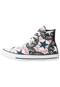 Sneakers typu high-top z mieszanką czarnych, białych i czerwonych wzorów. Materiał z płótna z napisami "All Star" oraz wzorami gwiazdek. Biała gumowa podeszwa.