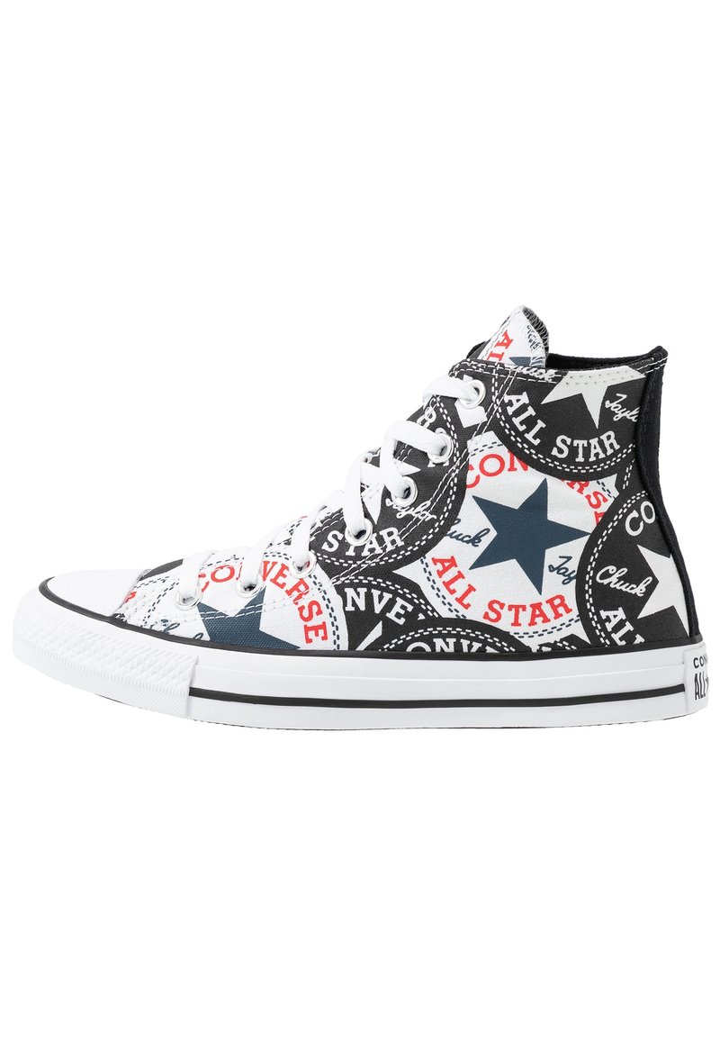 Sneakers typu high-top z mieszanką czarnych, białych i czerwonych wzorów. Materiał z płótna z napisami "All Star" oraz wzorami gwiazdek. Biała gumowa podeszwa.