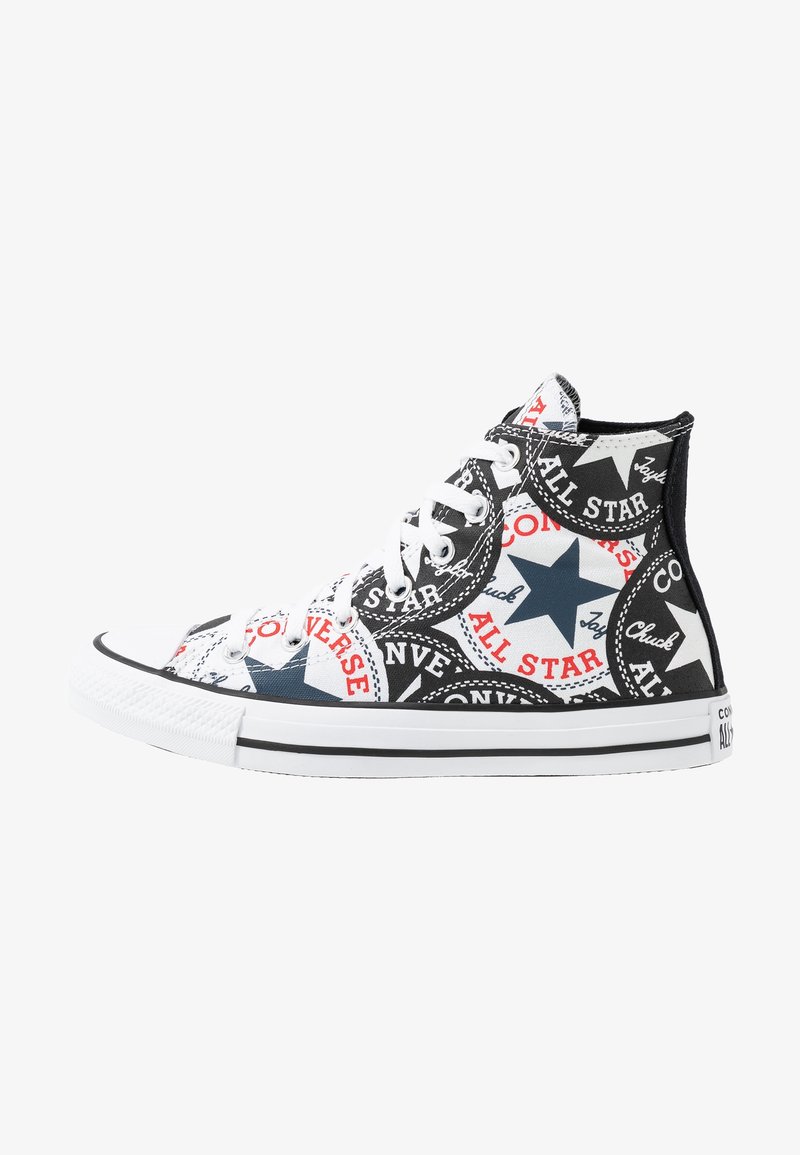 Sneakers typu high-top z mieszanką czarnych, białych i czerwonych wzorów. Materiał z płótna z napisami "All Star" oraz wzorami gwiazdek. Biała gumowa podeszwa.