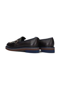 Bruine leren loafers met een ronde vorm, voorzien van een gestructureerde bovenkant, decoratieve hardware en een blauw-bruine zool.