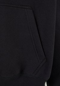 Schwarzer Sweatshirt mit diagonalem Taschendesign. Hergestellt aus weichem Stoff, mit gerippten Bündchen und Saum. Schlichte, funktionale Ästhetik.