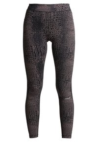 Czarne legginsy z wzorem imitującym skórę krokodyla, z wysokim stanem i małym, markowym emblematem na dolnej części nogawki.