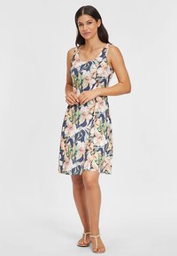 Ärmlös klänning med blommönster i marinblått, med pastellrosa blommor och gröna blad. Mjukt tyg med avslappnad passform och knälång design.