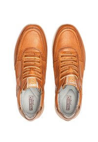 Zapatos de cuero marrón con un acabado suave, diseño de cordones y detalles perforados en la parte frontal. Punta redonda y forro interior gris.