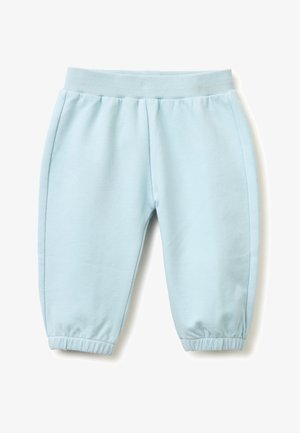 Lichtblauwe babybroek met elastische tailleband en boorden, gemaakt van zachte stof voor comfort en bewegingsvrijheid.