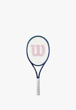 Blauer Tennisschläger mit rundem Kopf, weißen Saiten und einem weißen Griff. Das Wilson-Logo ist in Rot auf den Saiten deutlich sichtbar.