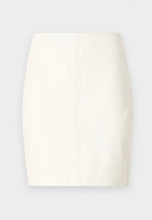 Balta, prigludusi mini sijonas su lygiu paviršiumi, turintis priekinę siūlę ir švarias briaunas. Sukurtas, kad suteiktų elegantišką, šiuolaikišką siluetą.