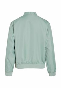 Blouson aviateur vert clair avec une texture lisse et brillante. Présente un col montant et des poignets côtelés, sans motifs ni accessoires visibles.