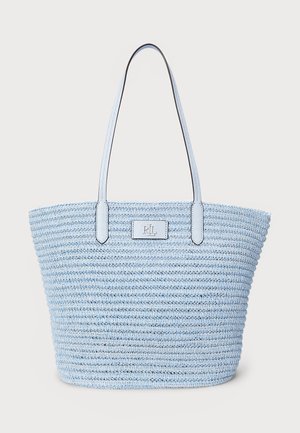 Lyseblå vævet shoppertaske med to lange håndtag og et lille rektangulært logopatch på forsiden.
