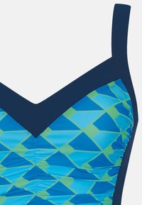 Blauer und grüner Badeanzug mit geometrischem Muster. Verfügt über einen V-Ausschnitt mit dunkelblauer Einfassung und texturiertem Stoff, der geraffte Bereiche betont.