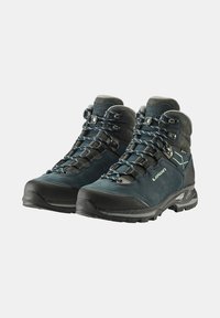 Męskie buty trekkingowe w ciemnoniebieskim i szarym zamszu, z gumowym czubkiem, metalowymi oczkami i teksturowaną podeszwą dla lepszej przyczepności.