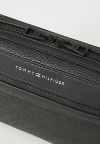 Tommy Hilfiger MONOGRAM REPORTER UNISEX - Schoudertas - black