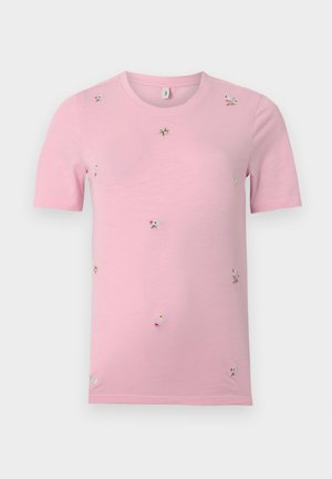 Lyserød t-shirt med korte ærmer og små, spredte broderede blomster i forskellige farver, rund halsudskæring, ensfarvet baggrund.