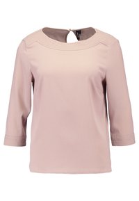 Blusa da donna rosa chiaro con maniche a tre quarti, scollo rotondo, dettagli cuciti su colletto e polsini, e un piccolo apertura a chiave sul retro.