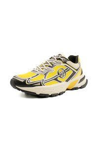 Scarpa sportiva con tomaia in rete gialla e accenti neri e grigi, design strutturato, collo imbottito e suola in gomma nera spessa.