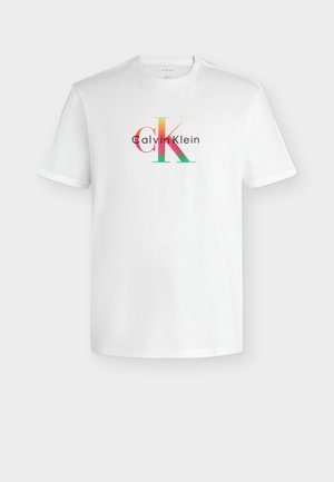 Wit t-shirt met korte mouwen en ronde hals met een regenboogkleurig "cK"-logo en de tekst "Calvin Klein" gecentreerd op de borst.