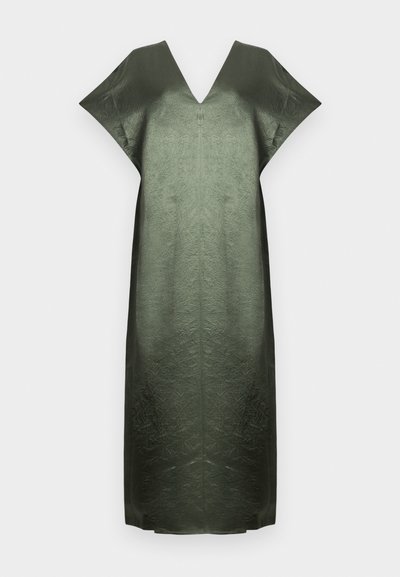Μακριό, σκούρο πράσινο, υφασμάτινο φόρεμα με κοντά μανίκια και V-λαιμόκοψη, σε απλό λευκό φόντο.