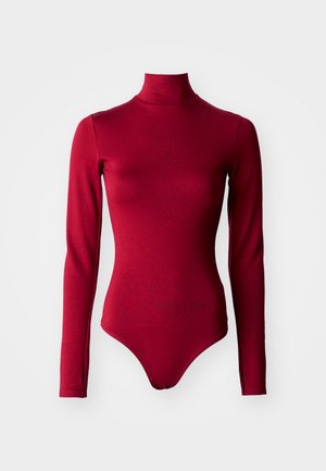 Červený dlhý rukáv body s vysokým golierom, vyrobený z elastického materiálu. Obsahuje priliehavý strih a výrezy na manžetách.