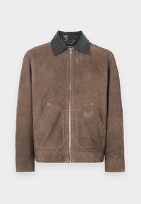 Brun ruskindjakke med en sort læderkrave, lynlås foran og to store lommeposer; blød tekstur og afslappet design.