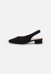 Scarpa slingback in suede nero con punta affilata e tacco a blocco basso. Presenta un lato tagliato e una fodera interna morbida.